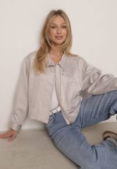 Beżowa Kurtka Typu Bomberka Ozdobiona Kołnierzykiem Tellavan. Brązowe kurtki damskie Born2be, l, bez wzorów, z jeansu, bez kaptura. Za 189.99 zł.