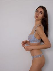 Koronkowy biustonosz - jasnoniebieski. Niebieskie biustonosze Reserved, bez wzorów, z koronki. W wyprzedaży za 49.99 zł.