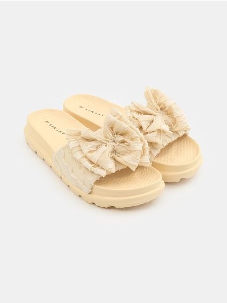 Klapki z kokardą - kremowy. Białe klapki damskie Sinsay, bez wzorów, bez obcasa. Za 39.99 zł.