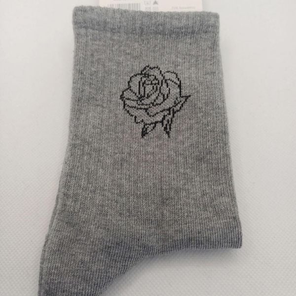 Szare skarpetki damskie róża 1184. Szare skarpetki damskie Milena, bez wzorów, z bawełny. Za 15.90 zł.