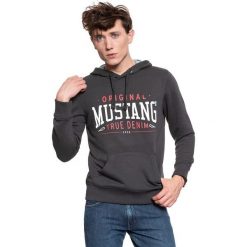 BLUZA MUSTANG Printed Hoodie PHANTOM 1009346 4087. Szare bluzy z kapturem męskie Mustang, m. W wyprzedaży za 69.99 zł.