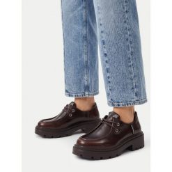 Półbuty Guess Jeans. Brązowe półbuty damskie Guess Jeans, z aplikacjami, z jeansu, bez obcasa, na płaskiej podeszwie. Za 249.99 zł.