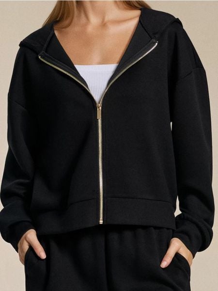 Rozpinana bluza z kapturem soft touch - czarny. Czarne bluzy z kapturem damskie Sinsay, l, z dzianiny. Za 59.99 zł.