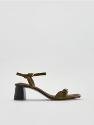 Zamszowe sandały na obcasie - ciemnozielony. Zielone sandały damskie Reserved, bez wzorów, z zamszu, bez obcasa, na obcasie. Za 169.99 zł.