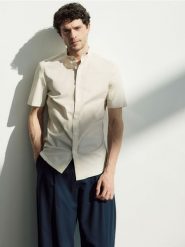 Koszula slim fit ze stójką - beżowy. Brązowe koszule męskie Reserved, l, bez wzorów, z bawełny, bez kołnierzyka, bez ramiączek. W wyprzedaży za 55.99 zł.