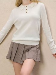 Sweter z kołnierzykiem i ozdobnymi guzikami - kremowy. Białe swetry klasyczne damskie Sinsay, l, bez kołnierzyka. Za 59.99 zł.