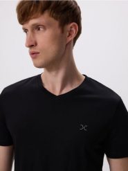 T-shirt slim z dekoltem V - czarny. Czarne t-shirty męskie Reserved, l, bez wzorów, z dzianiny, bez kołnierzyka. W wyprzedaży za 29.99 zł.