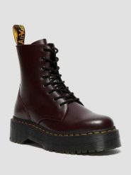 Dr. Martens Skórzane botki w kolorze bordowym rozmiar: 41. Czerwone botki damskie Dr. Martens, ze skóry, z okrągłym noskiem, bez obcasa, na platformie, bez zapięcia. Za 479.76 zł.