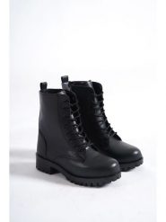 Trendyol Botki w kolorze czarnym rozmiar: 37. Czarne botki damskie Trendyol, bez obcasa, bez zapięcia. Za 95.69 zł.