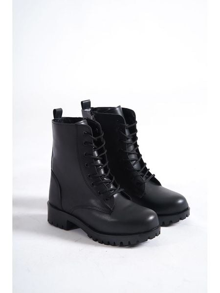 Trendyol Botki w kolorze czarnym rozmiar: 37. Czarne botki damskie Trendyol, bez obcasa, bez zapięcia. Za 95.69 zł.