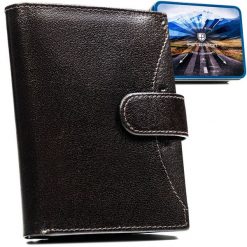 Pionowy, skórzany portfel męski w brązowym kolorze zamykany zatrzaskiem - Peterson. Brązowe portfele męskie bez wzorów, ze skóry. Za 87.99 zł.