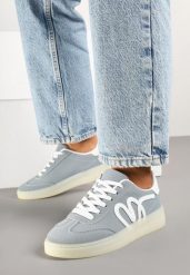 Niebieskie Sneakersy Kultowe Tenisówki Zdobione Abstrakcyjną Aplikacją Fendiva. Niebieskie trampki i tenisówki damskie Renee, z aplikacjami, z jeansu. Za 74.99 zł.