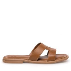 Klapki Gino Rossi. Brązowe klapki damskie Gino Rossi, bez wzorów, bez obcasa. Za 179.99 zł.