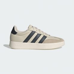 Buty Barreda. Białe buty trekkingowe męskie Adidas, ze skóry, bez zapięcia, trekkingowe. Za 321.50 zł.