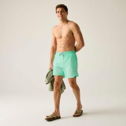 Męskie spodenki kąpielowe Mackleyna. Zielone kąpielówki męskie Regatta, m, bez wzorów, z mikrofibry. W wyprzedaży za 89.99 zł.