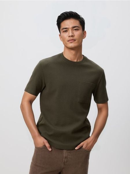 Strukturalny t-shirt comfort fit - oliwkowy. Zielone t-shirty męskie Reserved, l, bez wzorów, z bawełny, bez kołnierzyka. W wyprzedaży za 49.99 zł.