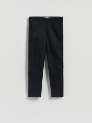 Bawełniane spodnie chino slim - czarny. Czarne spodnie materiałowe męskie Reserved, bez wzorów, z bawełny. Za 129.99 zł.