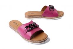 PIAZZA 900159-43 pink, klapki damskie. Czerwone klapki damskie Piazza, z aplikacjami, bez obcasa, na płaskiej podeszwie. Za 185.43 zł.