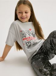T-shirt Hello Kitty - jasnoszary. Szare koszulki dziewczęce Reserved, bez wzorów, z bawełny, bez ramiączek. W wyprzedaży za 39.99 zł.