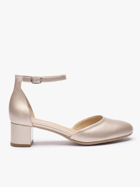 Platynowe ślubne czółenka ze skóry licowej. Brązowe czółenka damskie Ryłko, bez wzorów, ze skóry, z okrągłym noskiem, bez obcasa, na obcasie. Za 399.99 zł.