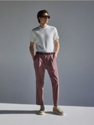 Spodnie chino carrot - jasnofioletowy. Fioletowe spodnie materiałowe męskie Reserved, bez wzorów, z tkaniny. Za 159.99 zł.