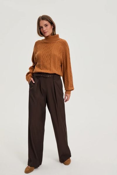 Spodnie w kant z paskiem brązowe. Brązowe spodnie materiałowe damskie MOODO, bez wzorów, z elastanu. Za 159.99 zł.