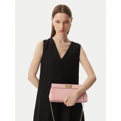 Torebka Tommy Hilfiger. Czerwone torebki wieczorowe Tommy Hilfiger, bez wzorów, wizytowe, bez kołnierzyka, bez ramiączek. Za 529.99 zł.