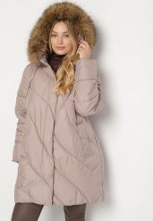 Ciemnobeżowa Kurtka z Asymetrycznym Pikowaniem i Kapturem z Futerkiem Ruvita. Brązowe kurtki damskie Born2be, plus size, bez wzorów, z dzianiny. Za 279.99 zł.