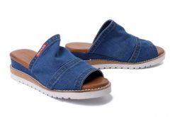 ARTIKER RELAKS 54C0203 jeans, klapki damskie. Niebieskie klapki damskie Artiker Relaks, bez wzorów, z jeansu, bez obcasa, na koturnie. Za 160.93 zł.