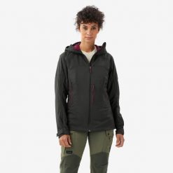 Kurtka turystyczna damska MT900 Softshell. Zielone kurtki damskie FORCLAZ, xs, bez wzorów, z materiału, bez kaptura. Za 349.99 zł.