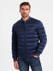 Kurtka męska bomberka o satynowym wykończeniu z kontrastowymi ściągaczami - ciemnoniebieska V2 OM-JALP-22FW-007 - XXL. Niebieskie kurtki męskie Ombre Clothing, l, bez wzorów, z materiału, bez kaptura. W wyprzedaży za 109.99 zł.