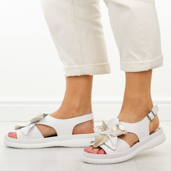 Białe skórzane sandały damskie Jezzi 18-33. Białe sandały damskie Jezzi, z aplikacjami, z jeansu, bez obcasa. Za 239.00 zł.