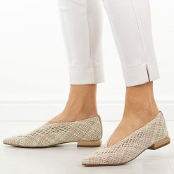 Beżowe przewiewne półbuty damskie T.Sokolski 135. Brązowe półbuty damskie Sokolski, w ażurowe wzory, z jeansu, biznesowe, bez obcasa, na obcasie. Za 199.00 zł.