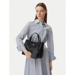 Torebka Tommy Hilfiger. Czarne torebki klasyczne damskie Tommy Hilfiger, bez wzorów, bez dodatków. Za 649.99 zł.