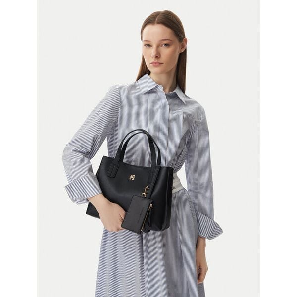 Torebka Tommy Hilfiger. Czarne torebki klasyczne damskie Tommy Hilfiger, bez wzorów, bez dodatków. Za 649.99 zł.