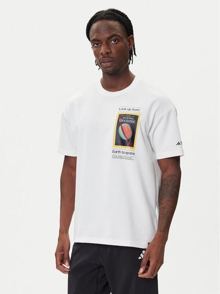 Adidas T-Shirt National Geographic KC2349 Biały Loose Fit. Białe t-shirty męskie Adidas, m, bez wzorów, z bawełny, bez kołnierzyka. Za 139.99 zł.
