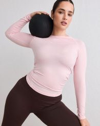Damski top z długim rękawem ultramiękki, szybkoschnący Soft Basic różowy. Czerwone topy sportowe damskie Aim'n, s, bez wzorów, z dzianiny, bez ramiączek. Za 148.00 zł.