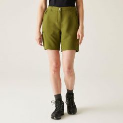 Spodenki turystyczne damskie Chaska. Zielone szorty damskie Regatta, bez wzorów, z tkaniny, sportowe. W wyprzedaży za 146.15 zł.