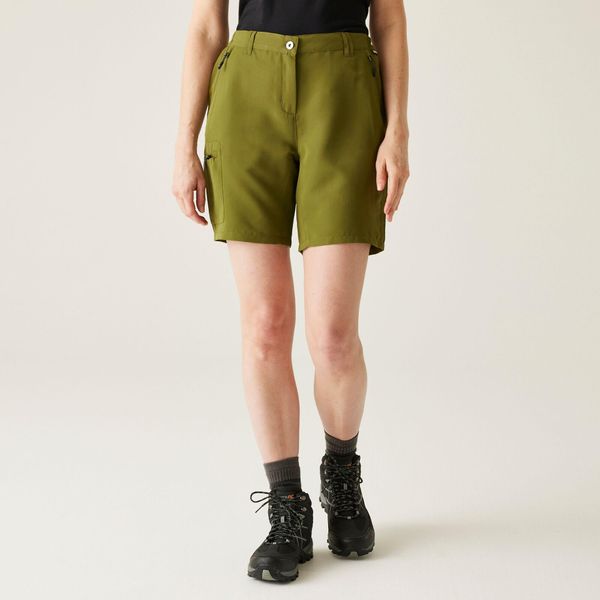 Spodenki turystyczne damskie Chaska. Zielone szorty damskie Regatta, bez wzorów, z tkaniny, sportowe. W wyprzedaży za 183.65 zł.