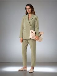 Spodnie slim - zielony. Zielone spodnie materiałowe damskie Sinsay, bez wzorów, z włókna, eleganckie. W wyprzedaży za 35.99 zł.