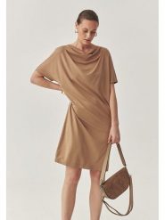 TATUUM Sukienka w kolorze jasnobrązowym rozmiar: XXL. Brązowe sukienki damskie Tatuum, xxl, bez wzorów, bez kołnierzyka, bez ramiączek, midi. Za 148.26 zł.