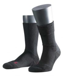 Skarpety Falke Walkie Ergo. Czarne skarpetki damskie Falke, bez wzorów, z elastanu. Za 149.00 zł.
