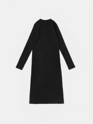 Prążkowana sukienka swetrowa - czarny. Czarne sukienki damskie Sinsay, l, bez wzorów, prążkowane, sportowe, bez kołnierzyka, bez ramiączek, sportowe. Za 59.99 zł.