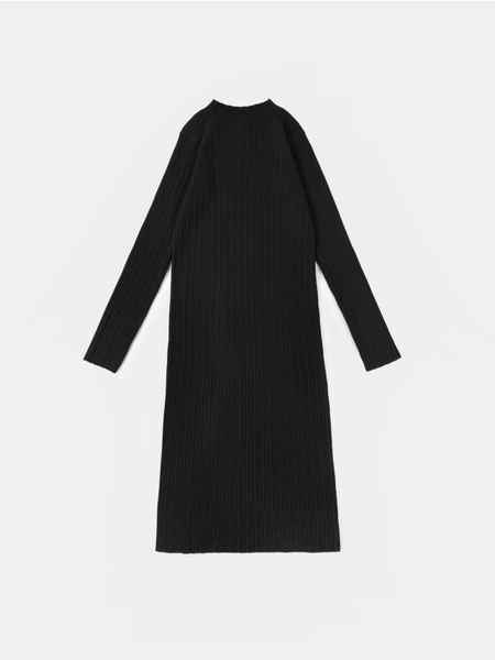 Prążkowana sukienka swetrowa - czarny. Czarne sukienki damskie Sinsay, l, bez wzorów, prążkowane, sportowe, bez kołnierzyka, bez ramiączek, sportowe. Za 59.99 zł.