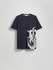 T-shirt comfort z nadrukiem - granatowy. Niebieskie t-shirty męskie Reserved, l, bez wzorów, z bawełny, bez kołnierzyka. W wyprzedaży za 49.99 zł.