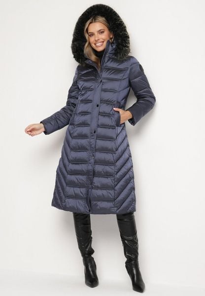 Granatowa Pikowana Kurtka Zimowa o Długim Kroju z Odpinanym Kapturem z Futrem Mintoria. Niebieskie kurtki damskie Born2be, na zimę, l, bez wzorów, z jeansu. Za 319.99 zł.