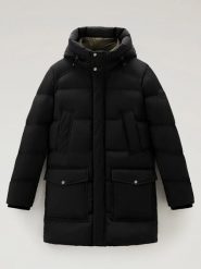 Woolrich Kurtka puchowa w kolorze czarnym rozmiar: XL. Czarne kurtki męskie Woolrich, na zimę, xl, bez wzorów, z puchu, bez kaptura. Za 1,581.38 zł.