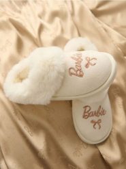 Kapcie z futerkiem Barbie - kremowy. Białe kapcie damskie Sinsay. Za 35.99 zł.