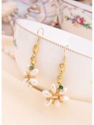 L'Atelier de Gaia Pozłacane kolczyki z perłami i cyrkoniami rozmiar: onesize. Białe kolczyki damskie L'Atelier de Gaia, z cyrkonią, pozłacane, z zapięciem typu bigiel. Za 65.99 zł.