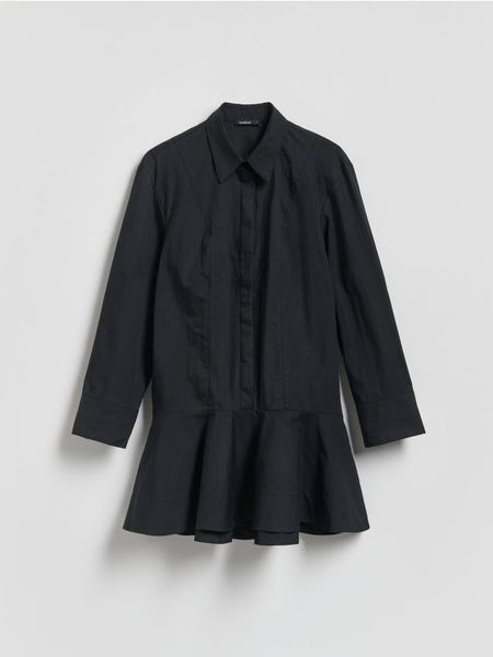 Sukienka koszulowa - czarny. Czarne sukienki damskie Reserved, l, bez wzorów, z bawełny, bez kołnierzyka, bez ramiączek, koszulowe. W wyprzedaży za 119.99 zł.